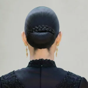 Moño Castaña 7 Moño castaña alicantina colocado en la nuca para peinado tradicional