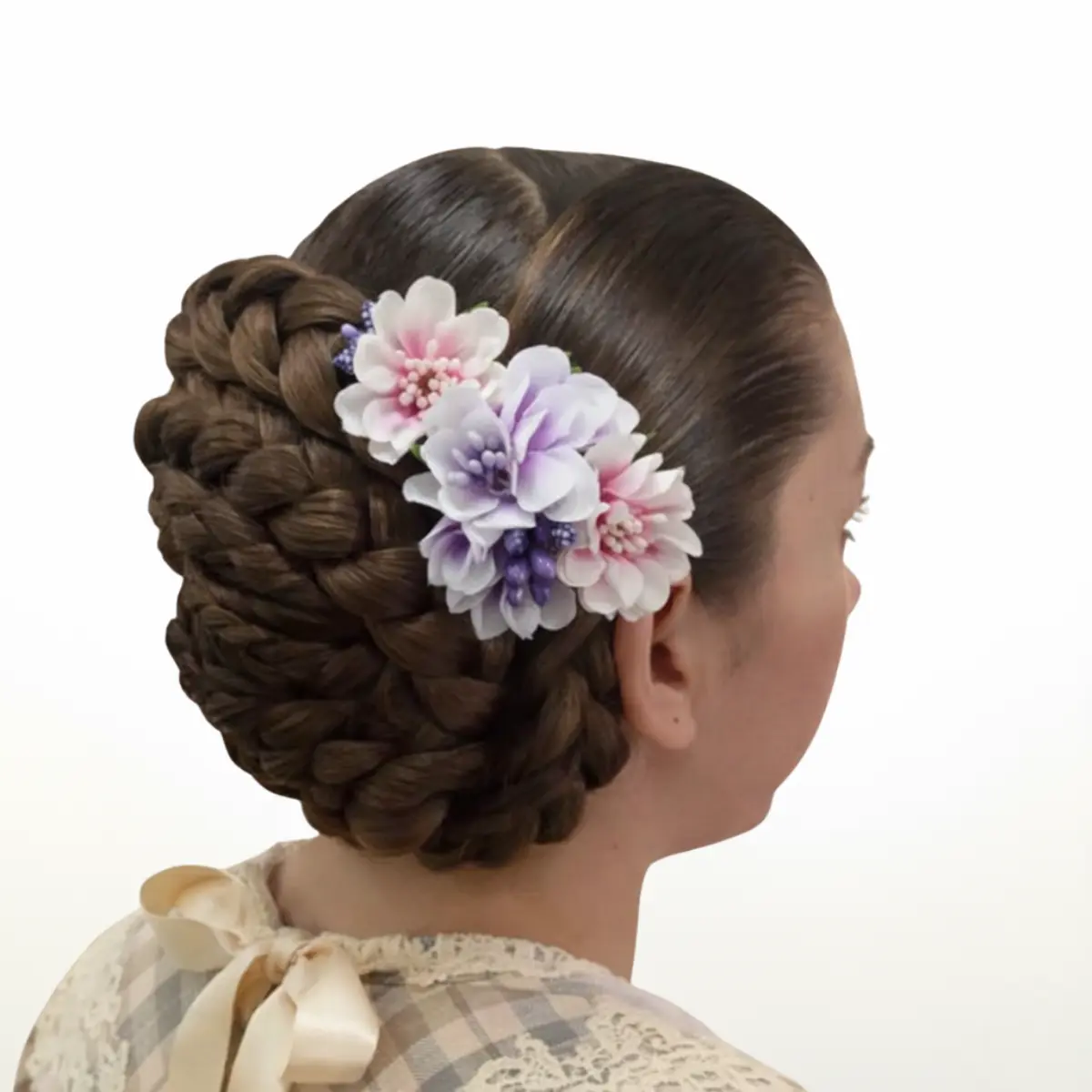 trenzas de alicantina en peinado lateral con acabado tradicional y flores