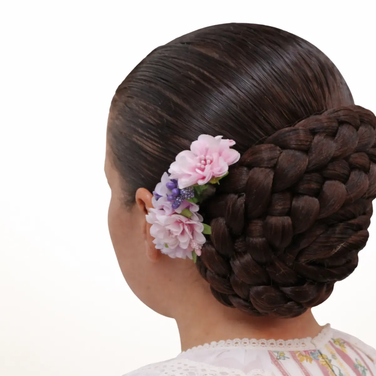 trenzas de alicantina colocadas en peinado tradicional lateral con acabado natural